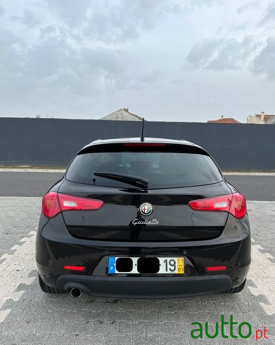 2011' Alfa Romeo Giulietta photo #1