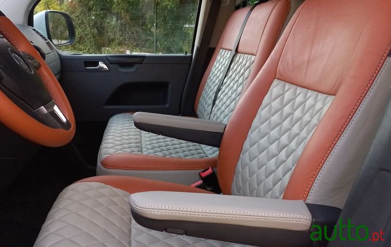 2015' Volkswagen Caravelle photo #5