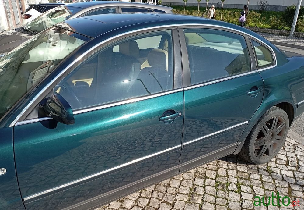 2001' Volkswagen Passat photo #5