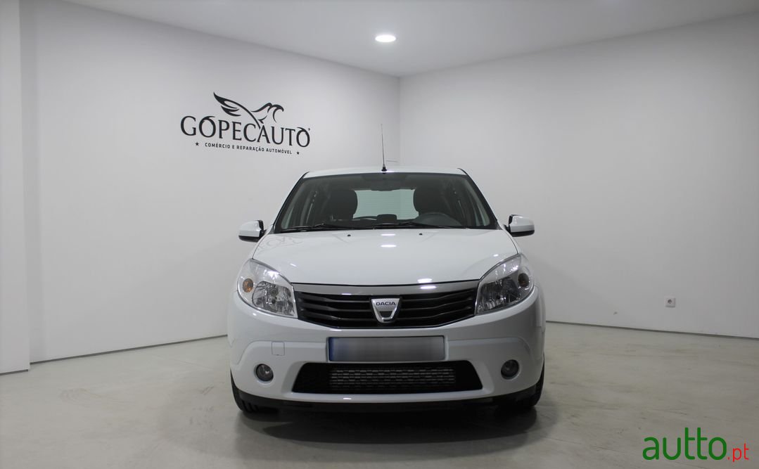 2011' Dacia Sandero photo #2
