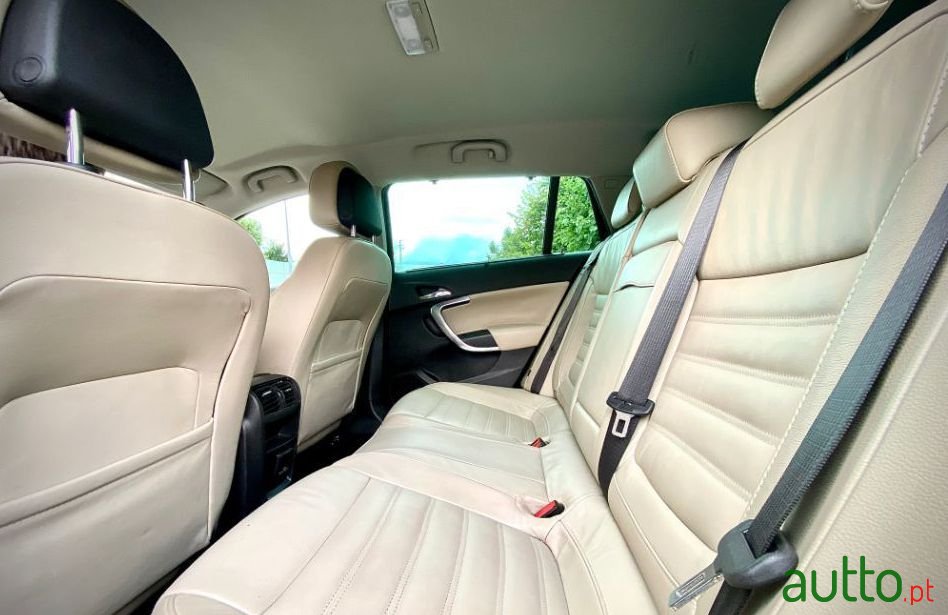 2010' Opel Insignia Sports Tourer photo #2