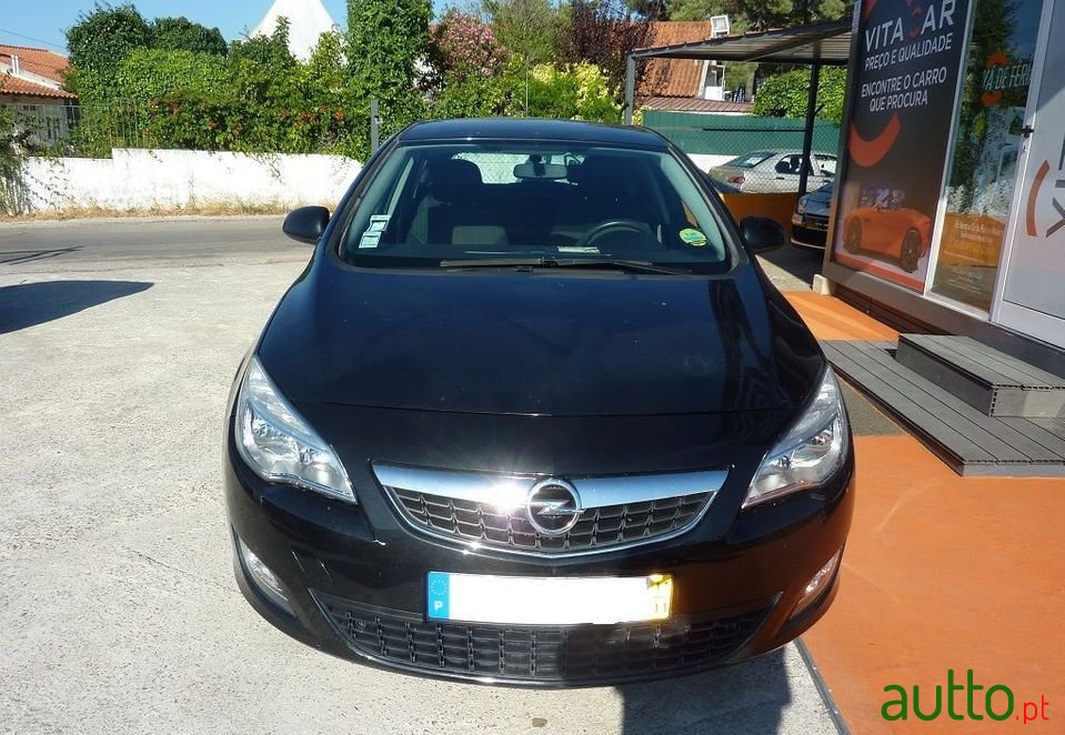 2011' Opel Astra photo #3
