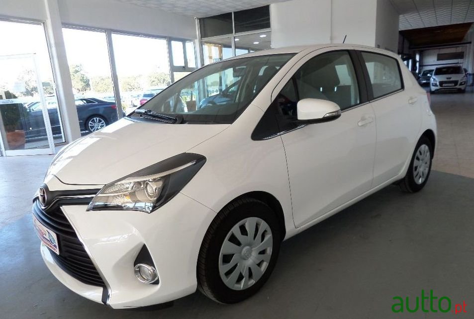 2017' Toyota Yaris photo #2