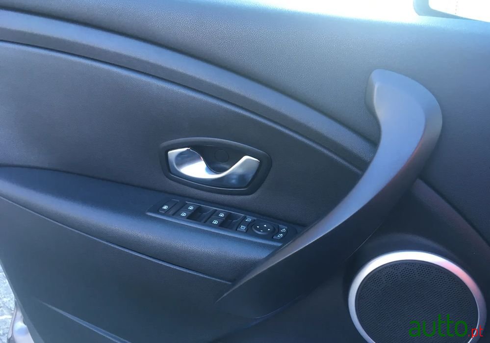 2010' Renault Megane Break photo #6