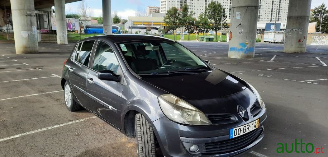 2008' Renault Clio photo #2