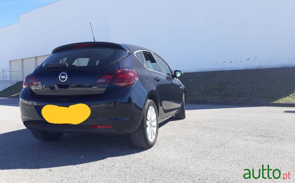 2010' Opel Astra photo #2