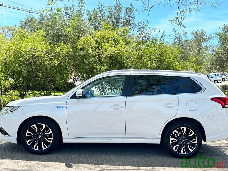 2016' Mitsubishi Outlander photo #1