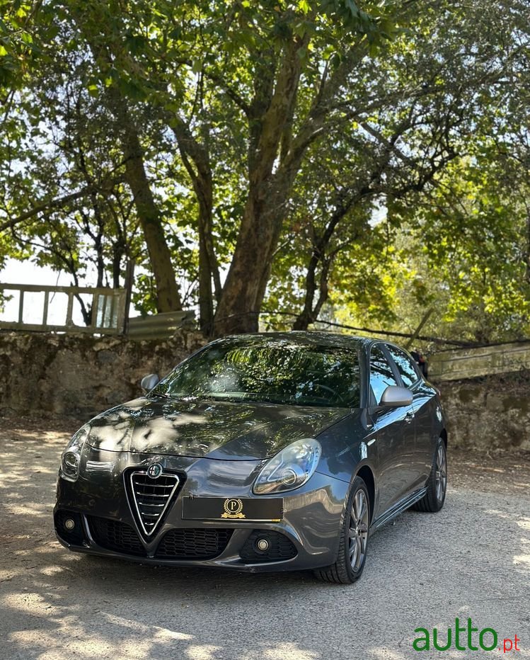 2013' Alfa Romeo Giulietta photo #2