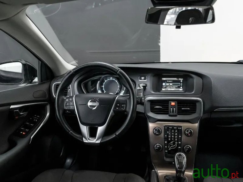 2013' Volvo V40 Cross Country photo #5