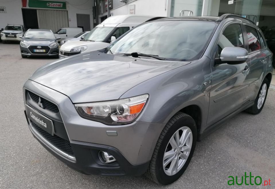 2013' Mitsubishi ASX photo #2