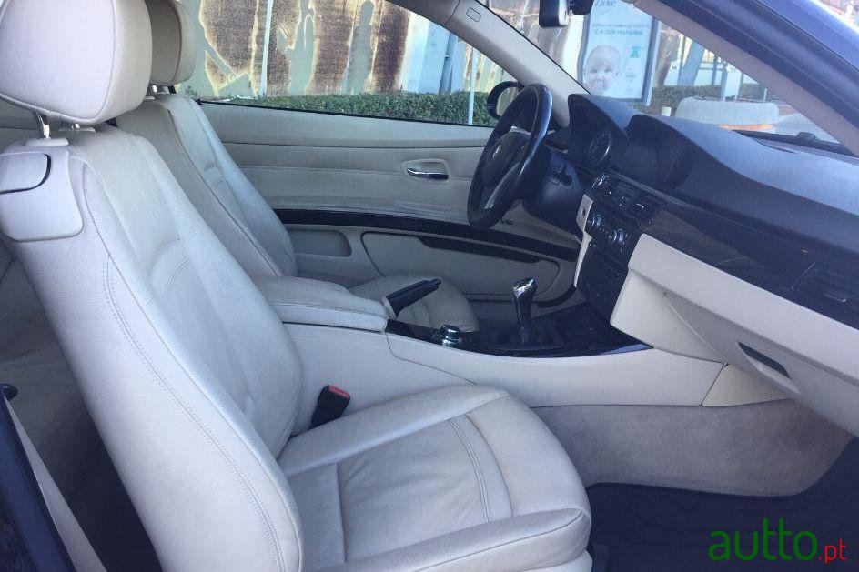 2009' BMW 320 Coupe Sport photo #2