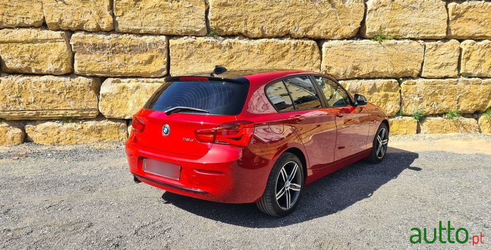 2017' BMW 118 D Line Sport photo #2