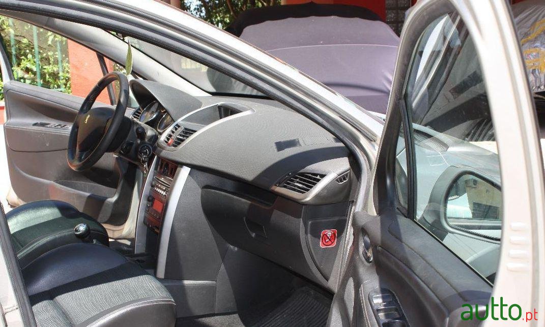 2008' Peugeot 207 Sw photo #1