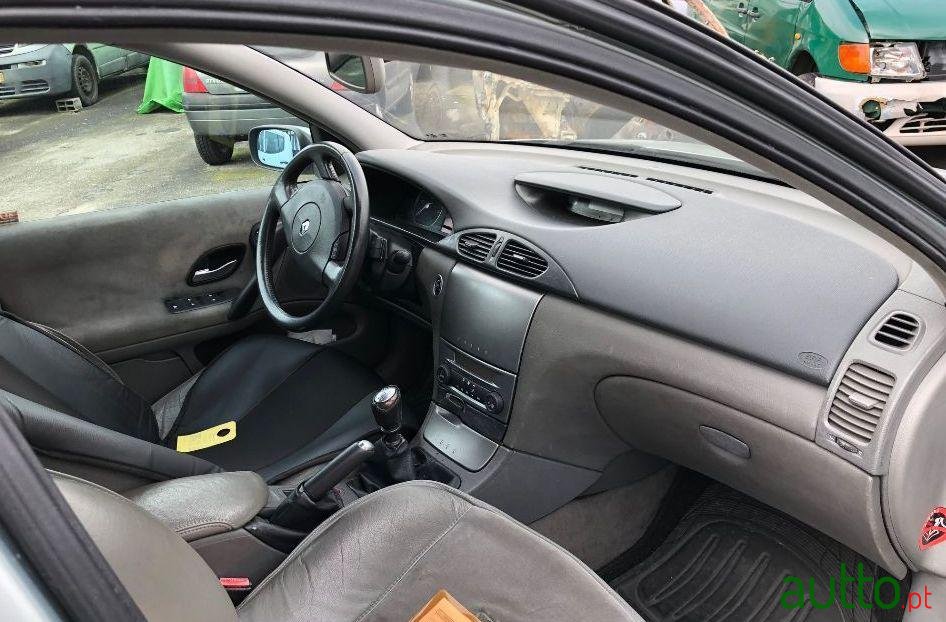 2001' Renault Laguna Break photo #2