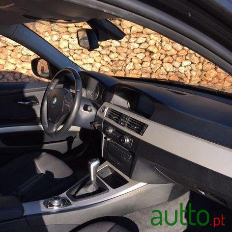 2011' BMW 320 D Touring Navigation photo #3