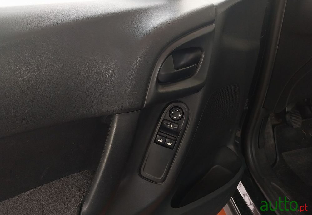 2014' Citroen C3 1.2 Vti Attraction photo #3