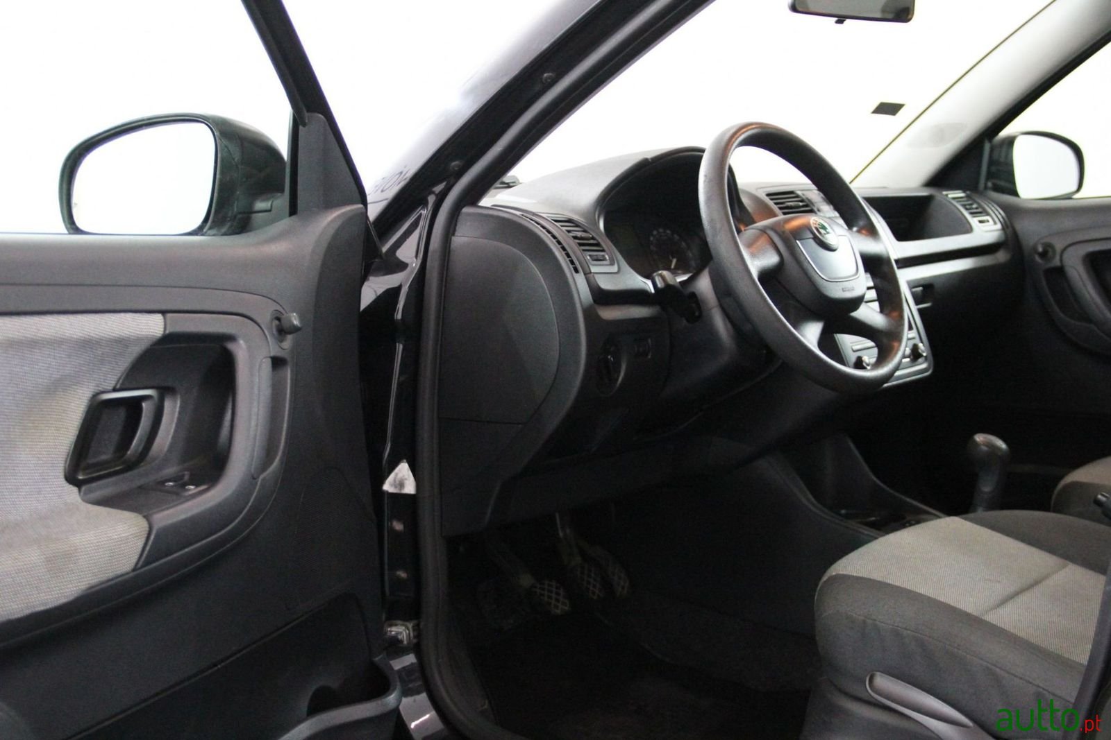 2011' Skoda Fabia Break photo #5