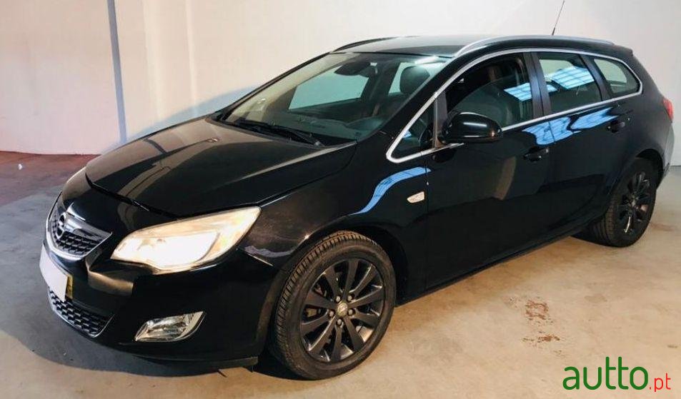 2011' Opel Astra Caravan photo #3