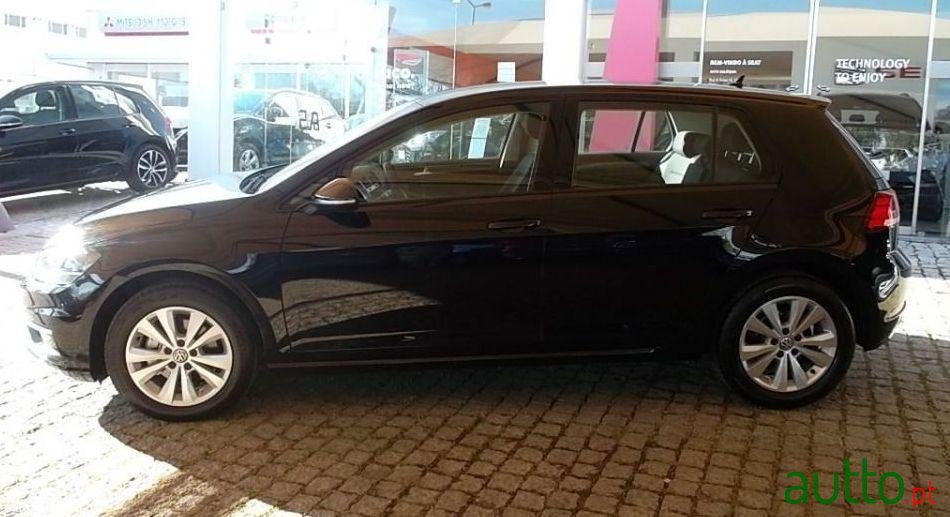 2019' Volkswagen Golf photo #2