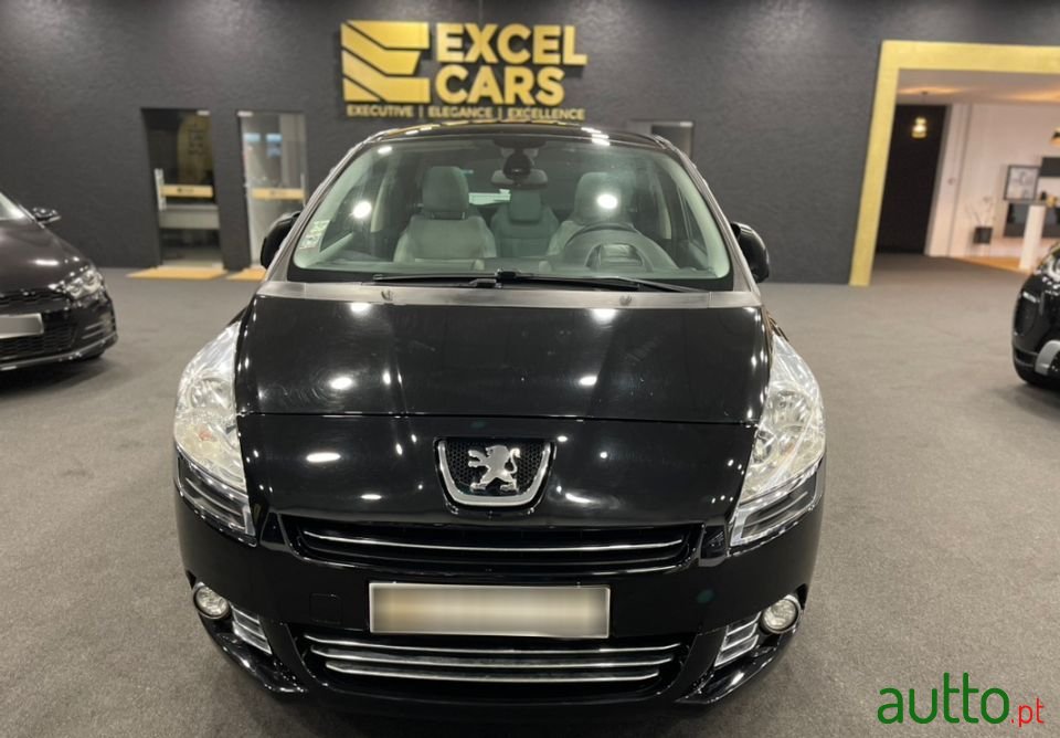 2011' Peugeot 5008 photo #6