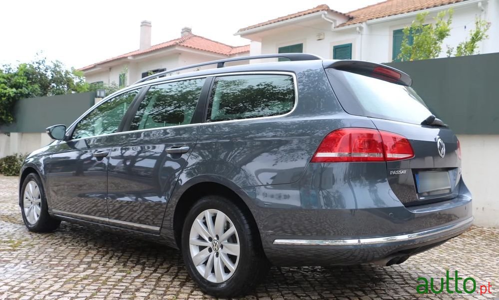2011' Volkswagen Passat Variant photo #6