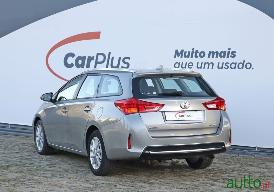 2014' Toyota Auris Touring Sports photo #2