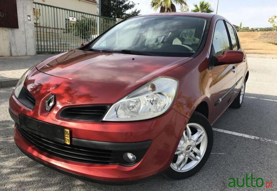 2005' Renault Clio photo #1