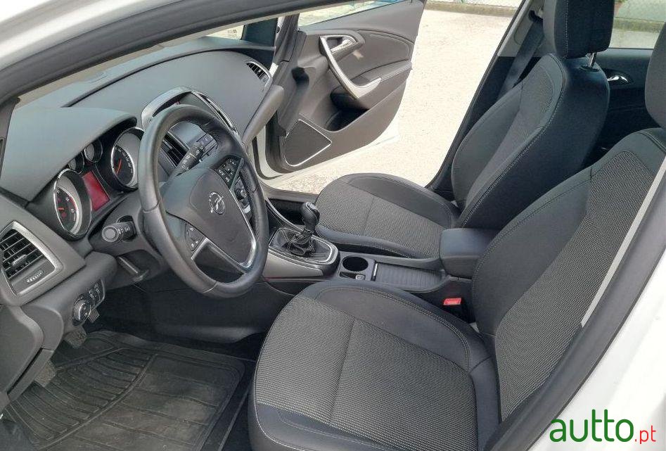 2012' Opel Astra-Sports-Tourer photo #2