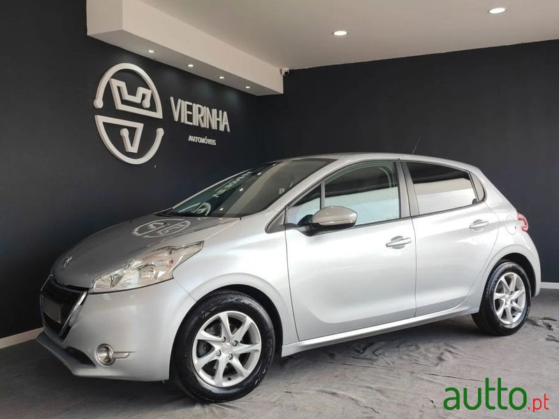 2014' Peugeot 208 1.4 Hdi Active photo #5