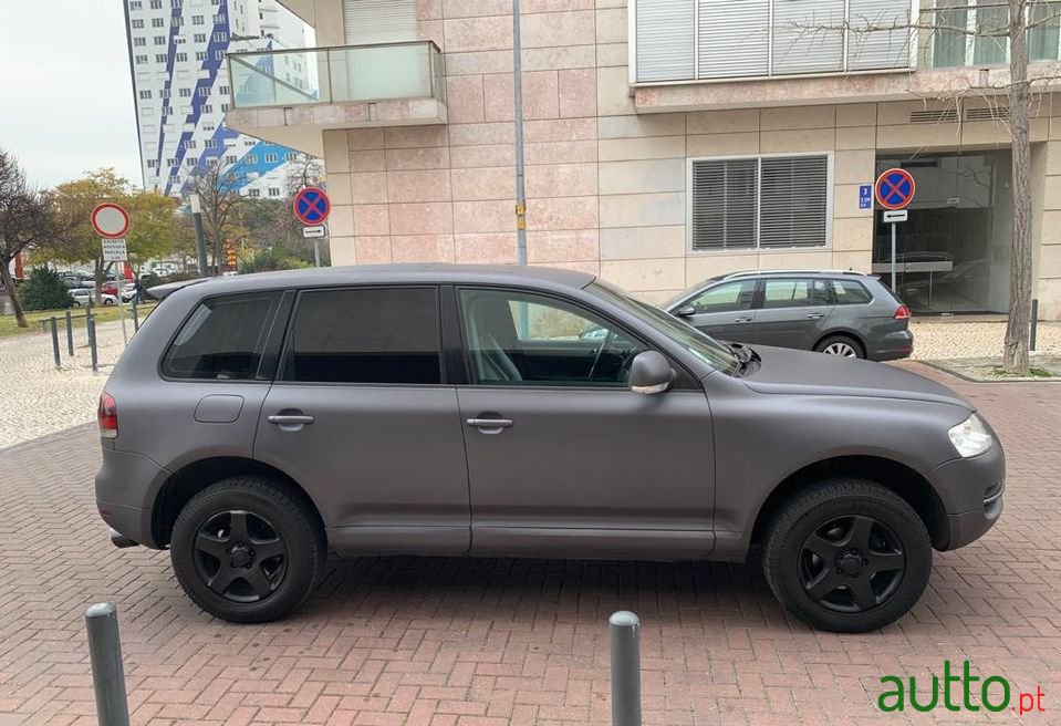 2004' Volkswagen Touareg photo #3