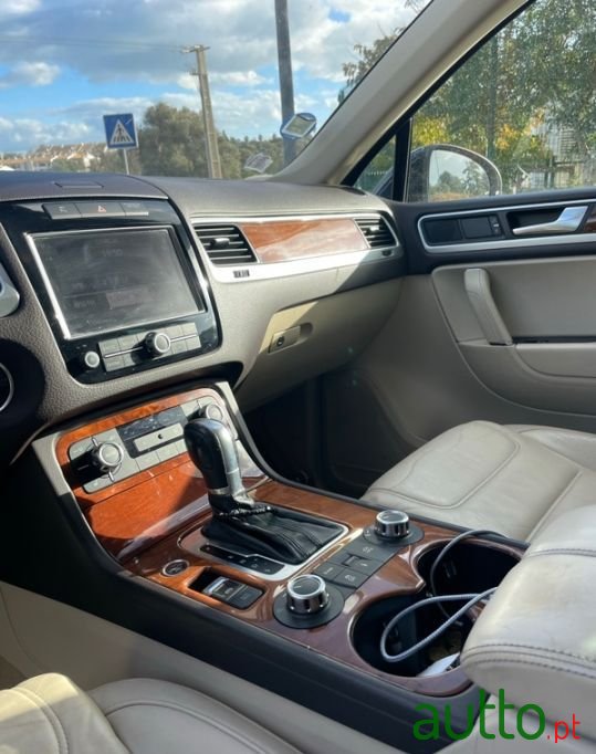 2010' Volkswagen Touareg photo #4