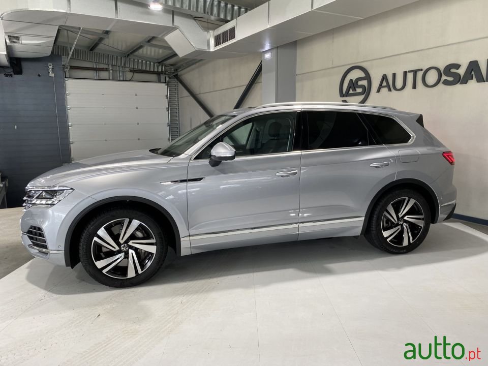 2021' Volkswagen Touareg photo #2