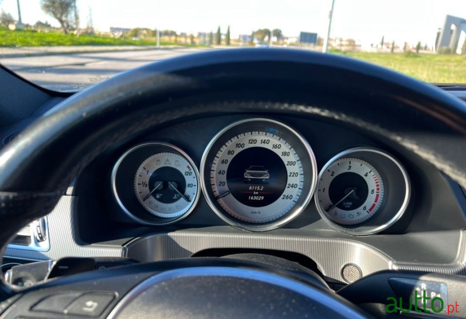 2013' Mercedes-Benz E-220 photo #5