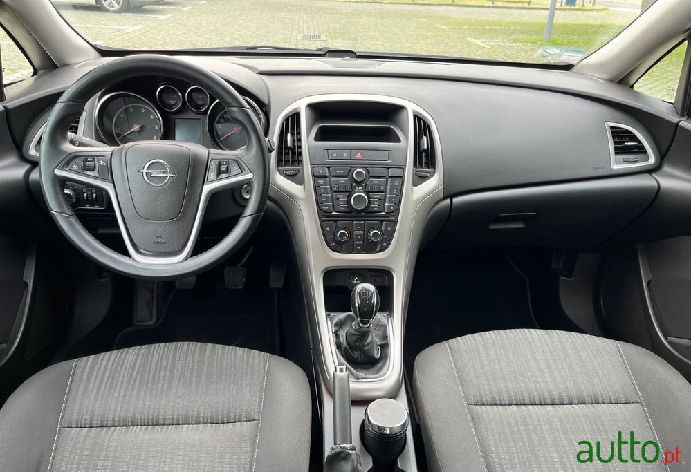 2011' Opel Astra Sports Tourer photo #5