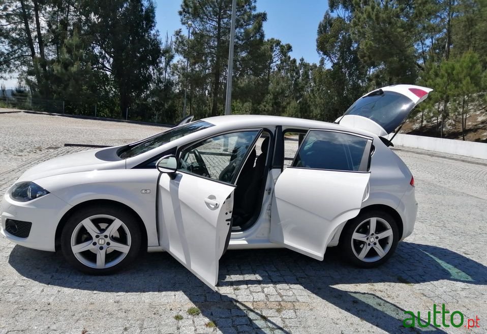 2010' SEAT Leon photo #5