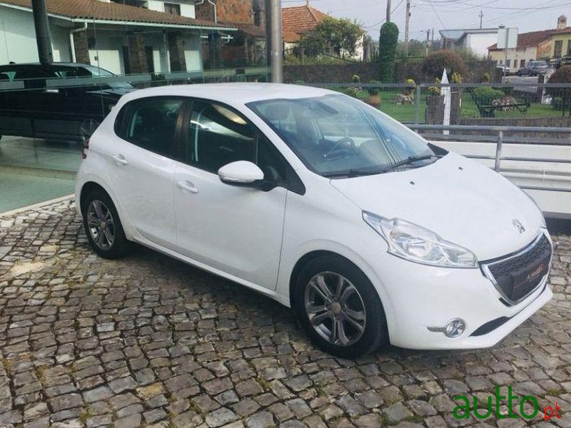 2014' Peugeot 208 Allure photo #1