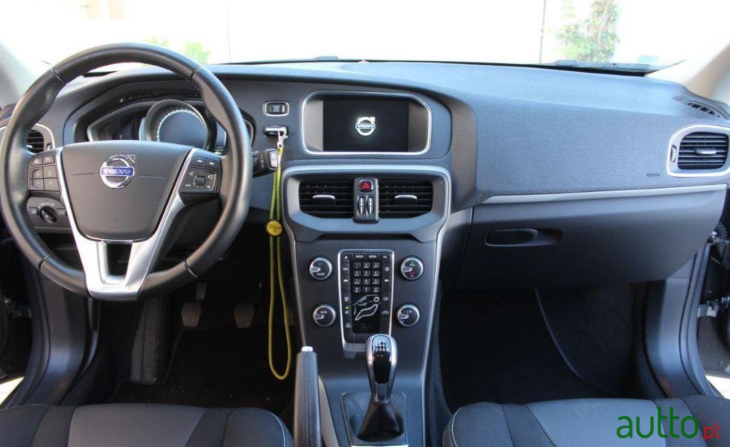 2016' Volvo V40 Momentum Business D2 photo #1