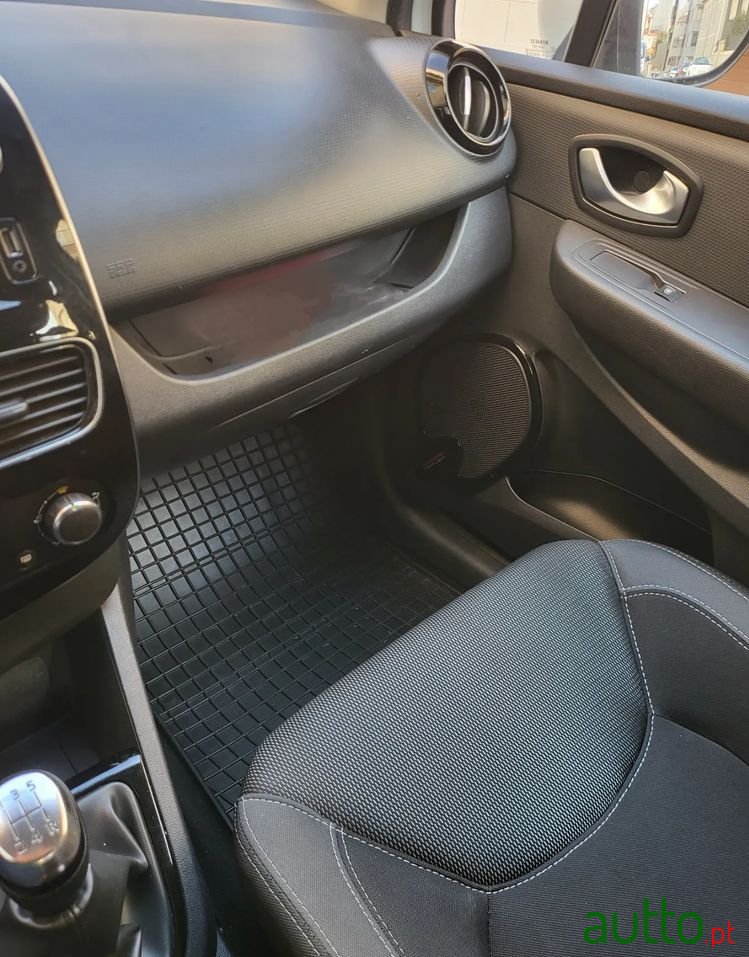 2017' Renault Clio Sport Tourer photo #4