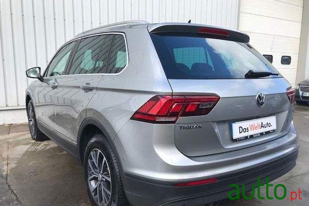 2017' Volkswagen Tiguan photo #2