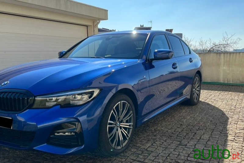 2019' BMW 330 photo #2