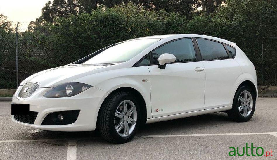 2011' SEAT Leon photo #2