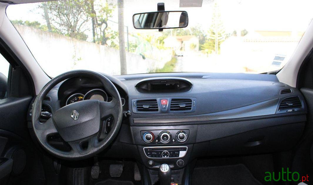 2010' Renault Megane Sport Tourer photo #3