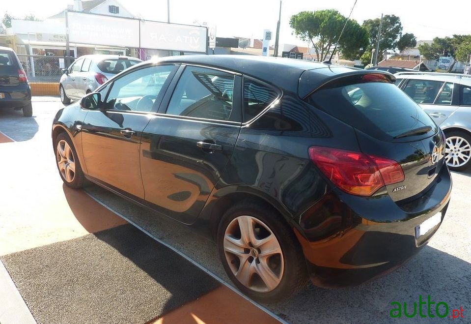 2011' Opel Astra photo #4