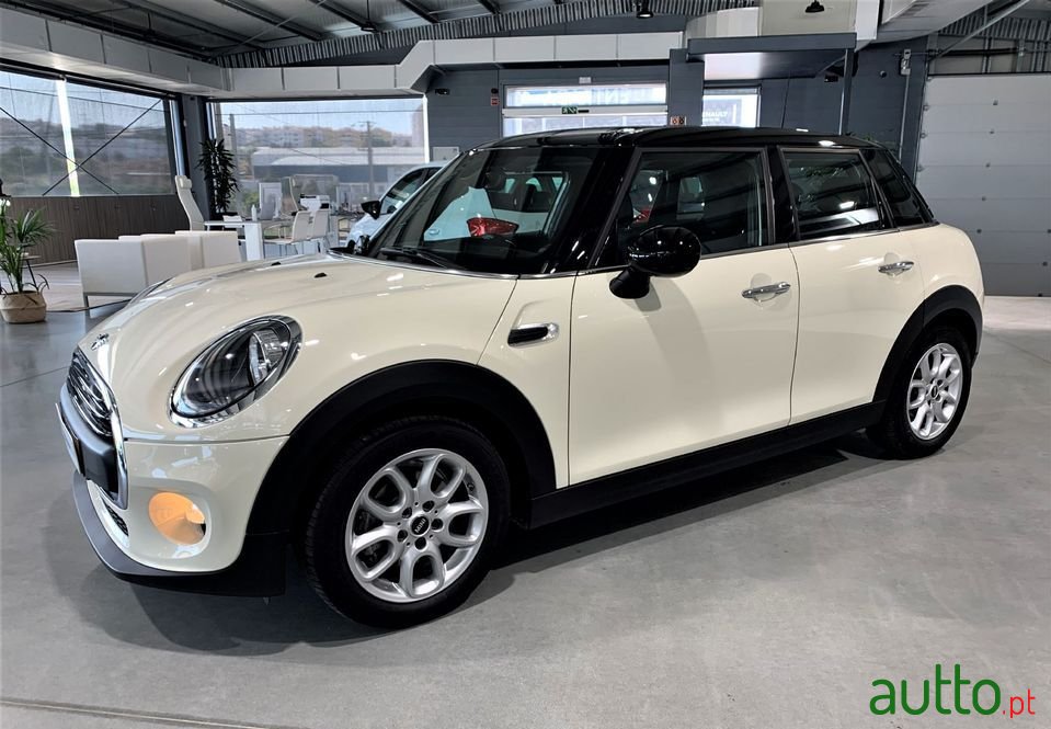 2019' MINI One photo #2