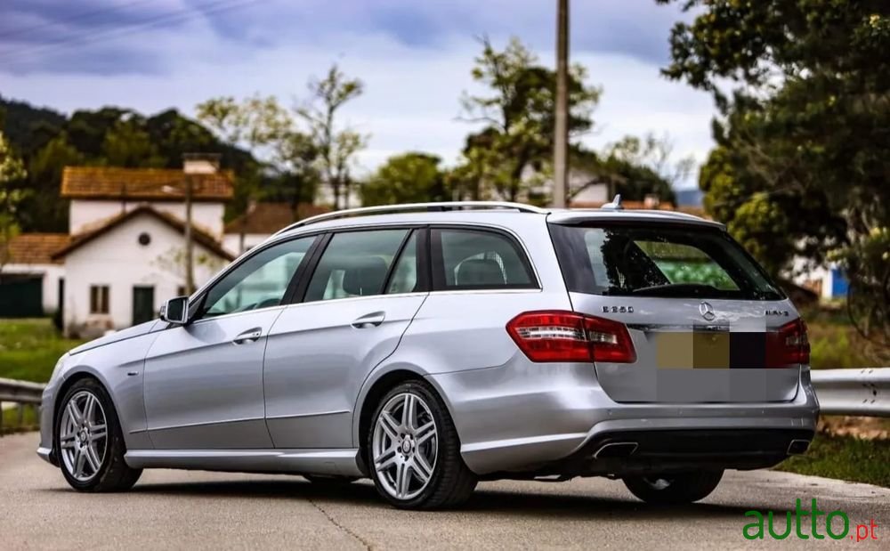 2010' Mercedes-Benz Classe E photo #3