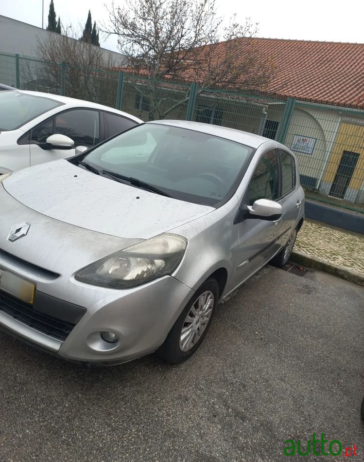 2010' Renault Clio photo #2