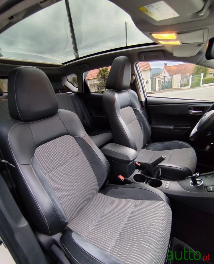 2017' Toyota Auris photo #5