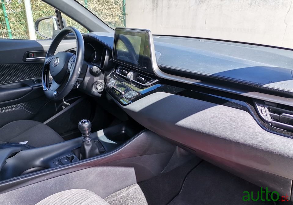 2018' Toyota C-Hr photo #2