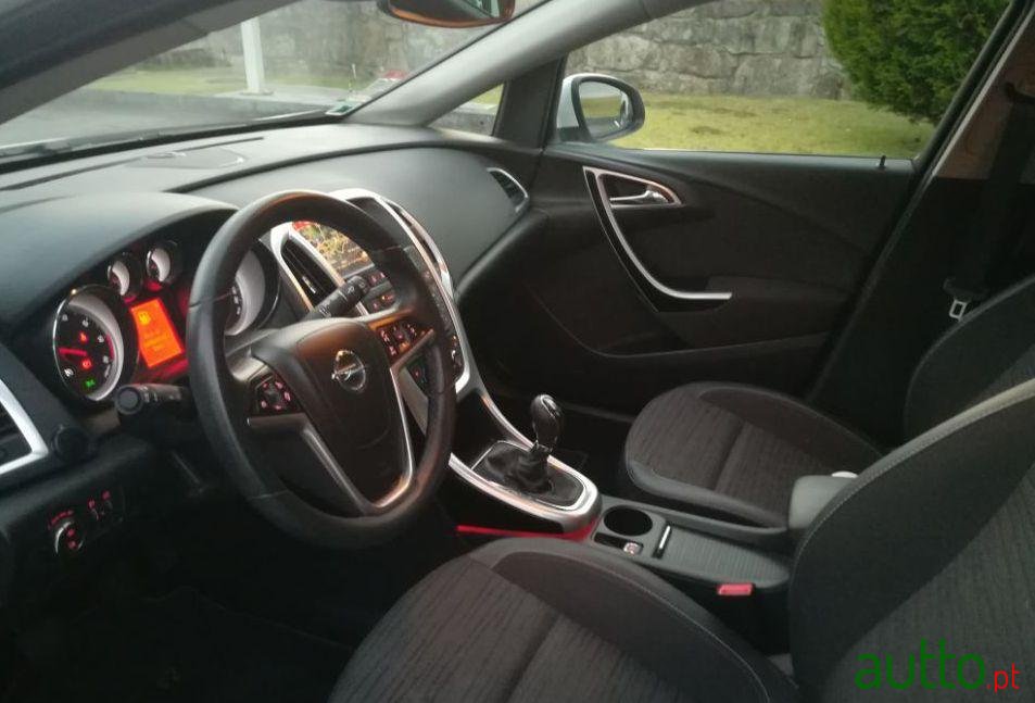 2014' Opel Astra Sports Tourer photo #1