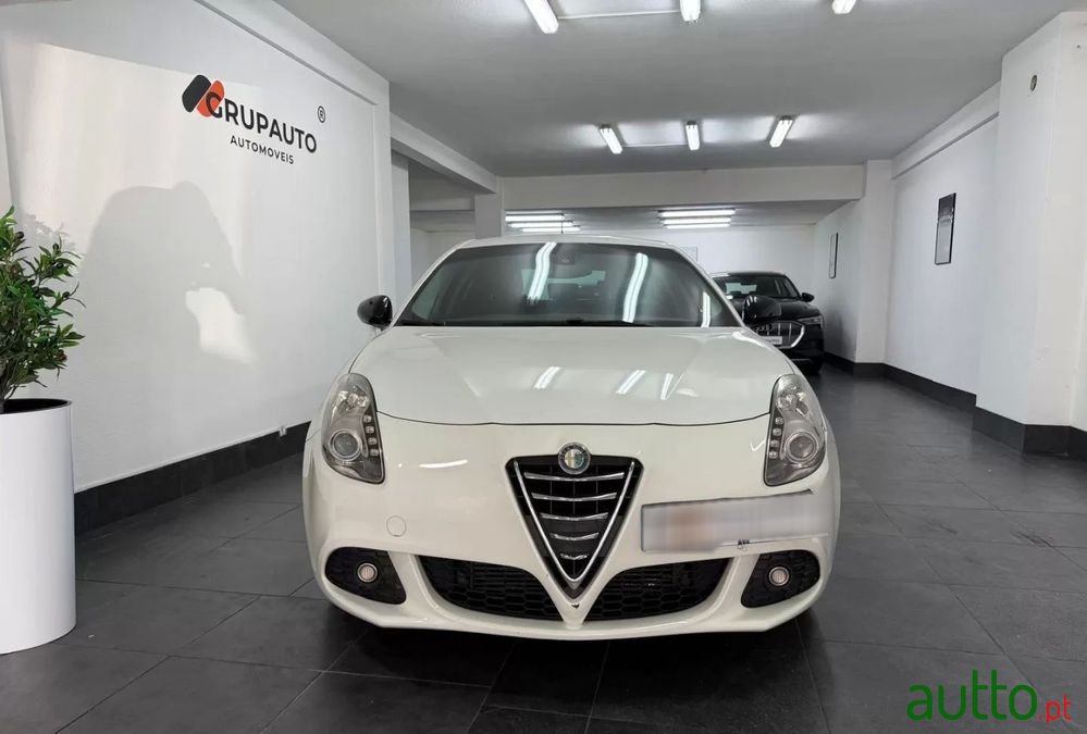 2011' Alfa Romeo Giulietta photo #2